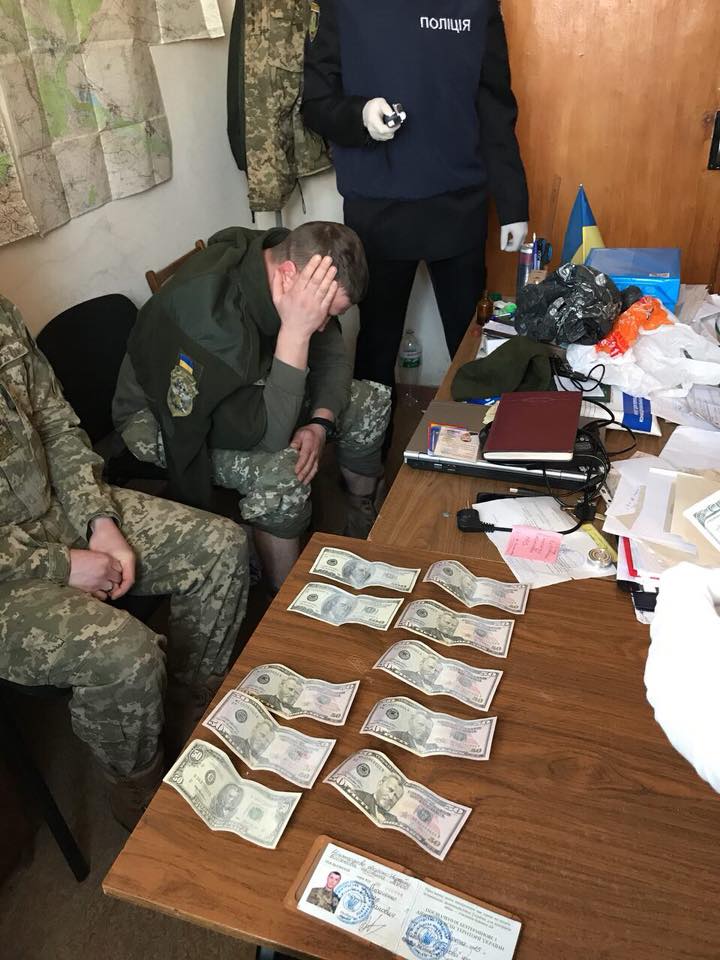На Харківщині на хабарях у 50 тис доларів погоріли податківці і військкомат