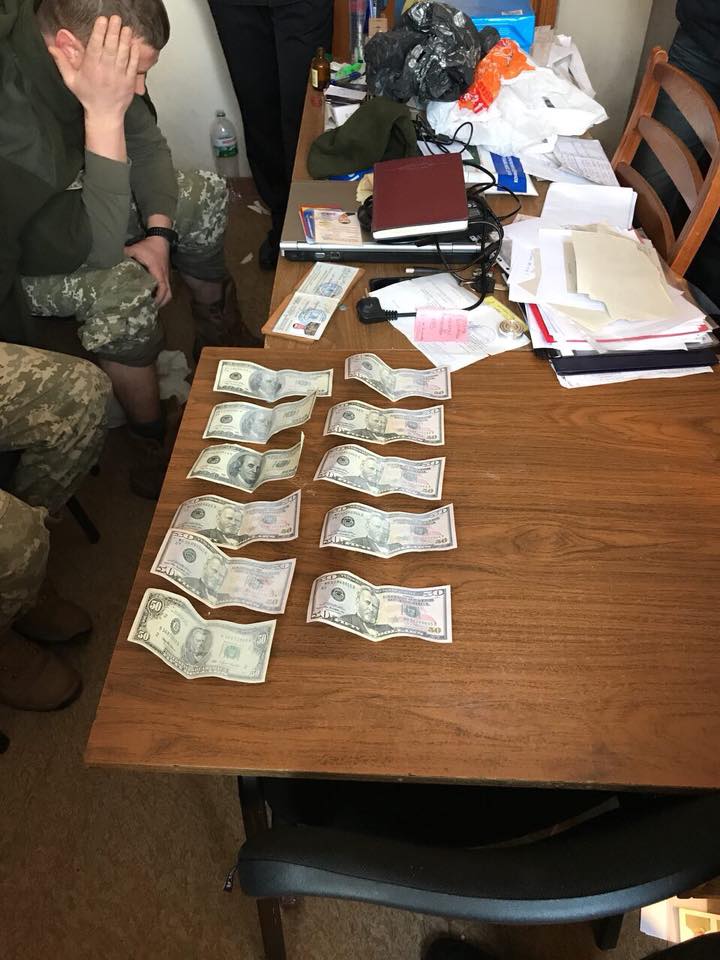На Харківщині на хабарях у 50 тис доларів погоріли податківці і військкомат