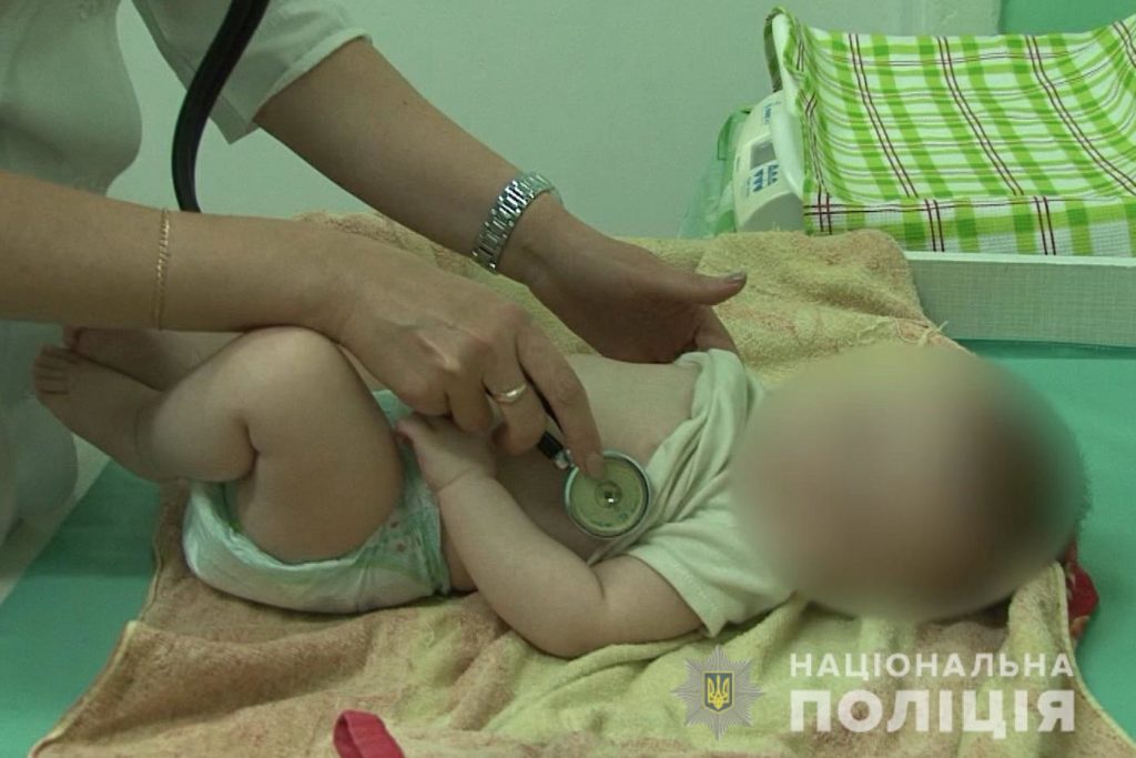 На Луганщині у горе-матері вилучили 7-ми місячне немовля, син якої випав із балкону   