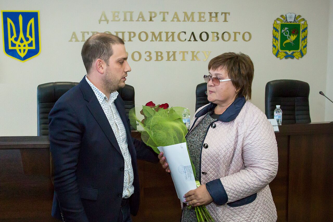 Мама льотчика-героя Дмитра Шкарбуна отримала землю під Чугуєвом