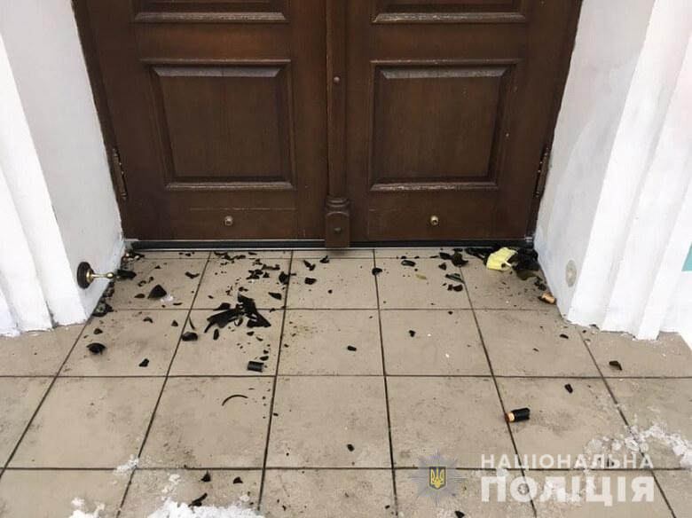 Київ: Хулігани кидали в Андріївську церкву коктейлями Молотова