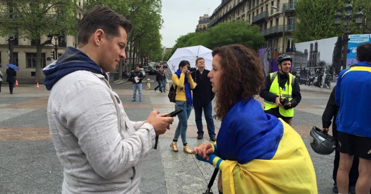 Петро Порошенко відзначив журналіста агентства Романа Сущенка орденом.