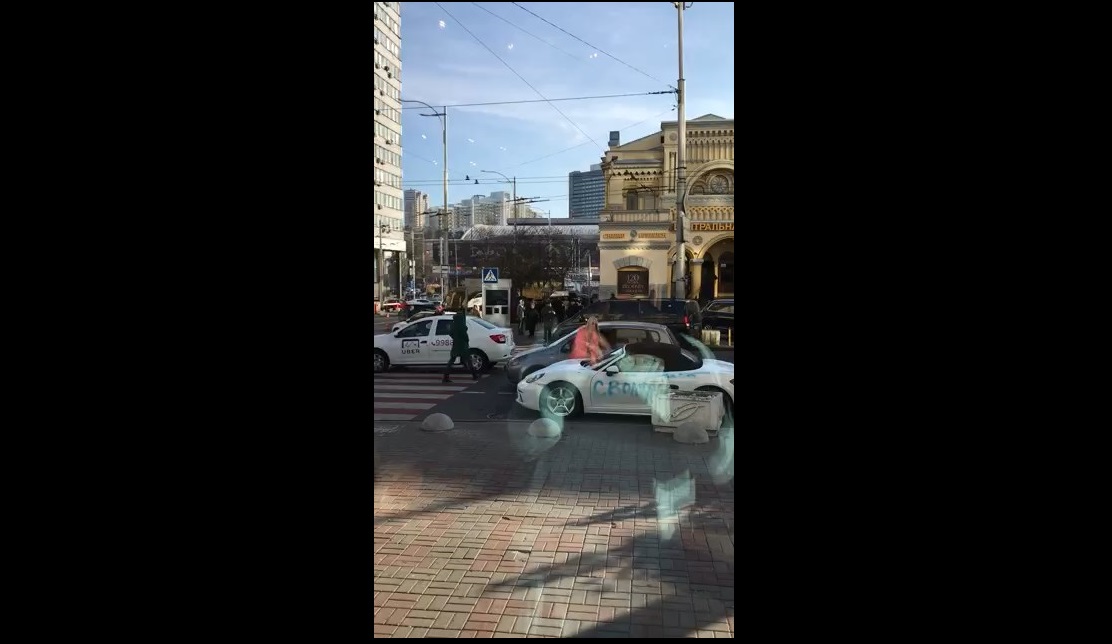 У Києві дівчина розмалювала Porsche, а потім порубала його сокирою