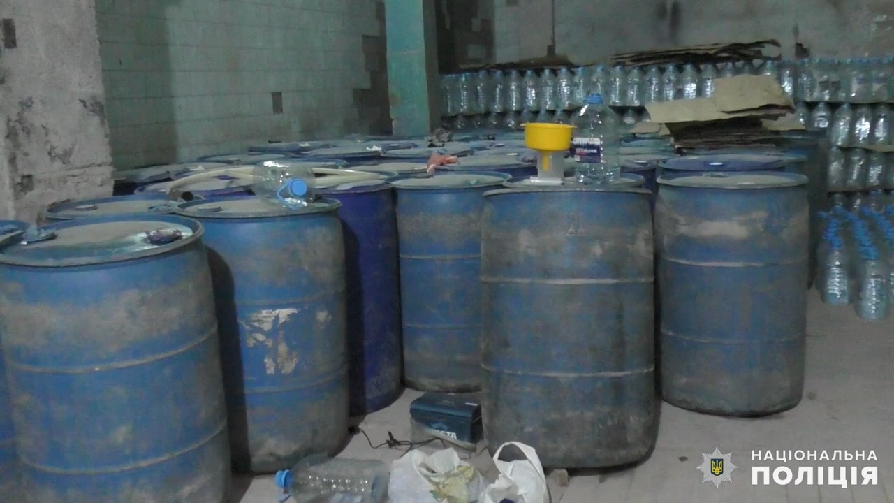 Сотні діжок, пляшок і ємностей з ароматизаторами - на Миколаївщині накрили виробництво алкоголю