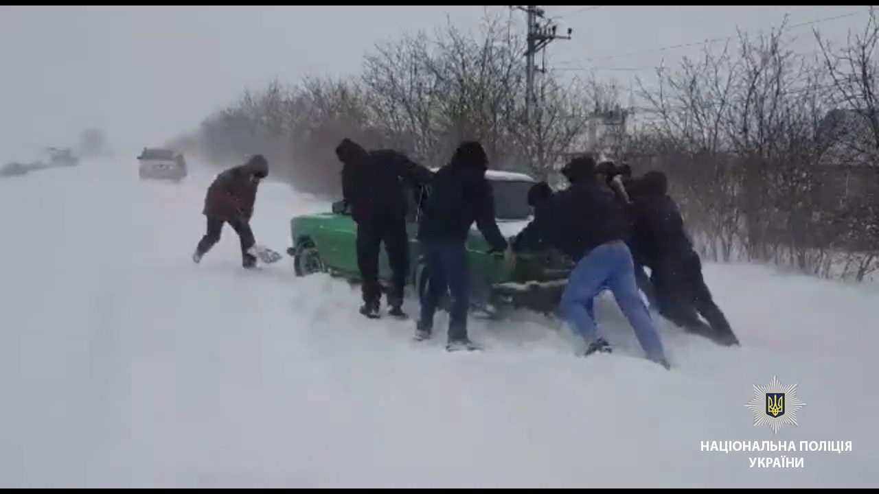 На Донеччині десятки машин потрапили у сніговий полон