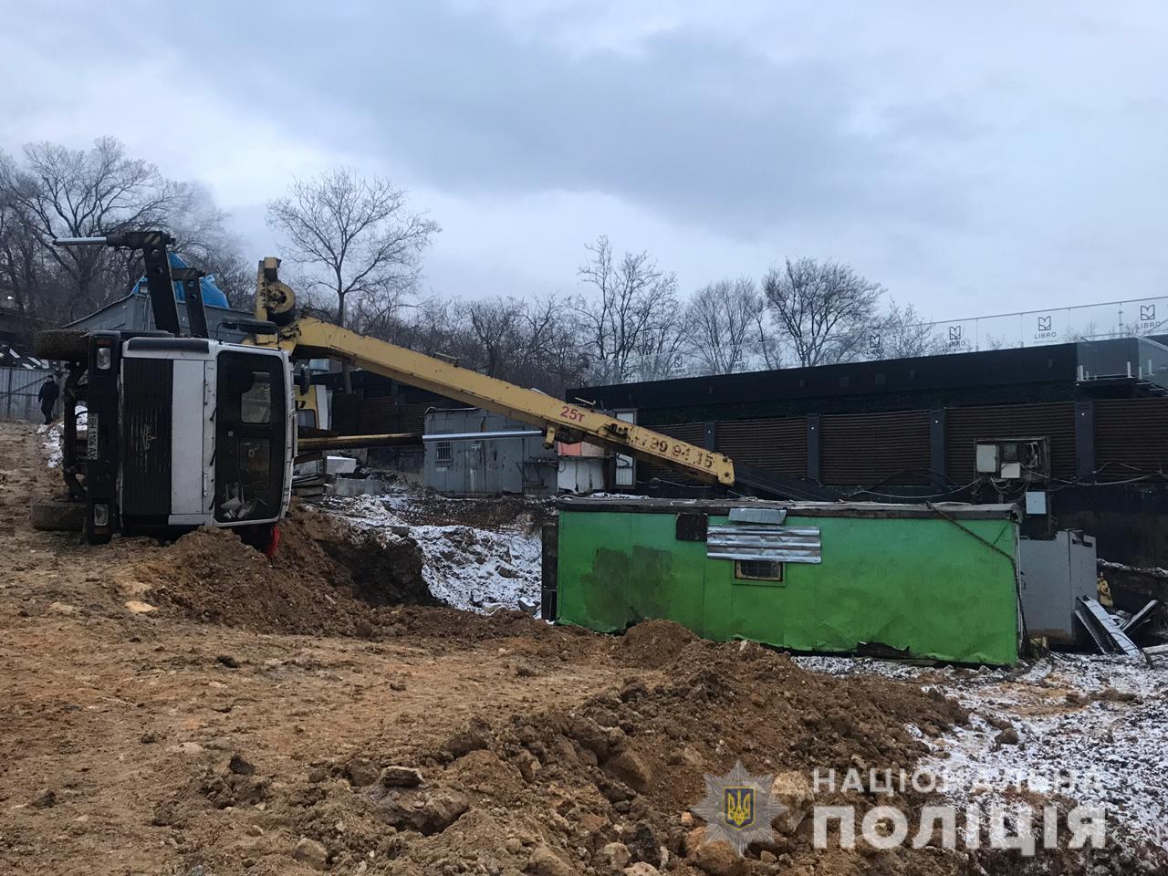 На одеському пляжі кран упав на людину