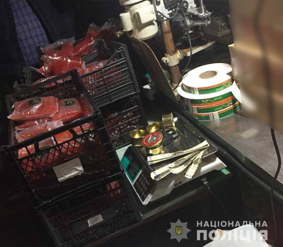 Підробляли ікру під вартісні марки - в Чернівцях виявили цех