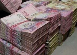 З початку 2018 року через каси відділень, банкомати, термінали самообслуговування та систему інкасації ПриватБанку було опрацьовано готівки на суму понад 2 трлн грн, що становить майже п’ятикратний обсяг грошової бази в Україні (за даними НБУ на 1 грудня грошова база в Україні становить 412 млрд грн). Як повідомила заступник голови правління банку Галина Пахачук, якщо порівняти з 2017 роком, обсяг перерахованої ПриватБанком готівки виріс на 700 млрд грн. Зростання обігу готівки в найбільшому банку країни пов’язане з наданням банку статусу уповноваженого для зберігання готівки НБУ, водночас клієнти банку все частіше оплачують покупки та послуги картками та смартфонами. «Серед клієнтів ПриватБанку в 2018 році кількість безготівкових оплат зросла на 23%, і в найближчі роки ми прогнозуємо подальше зниження частки готівкових розрахунків, – зазначила Галина Пахачук. – Але поки готівка домінує в економіці країни, ми забезпечуємо найякісніший сервіс з опрацювання та зберігання готівки, інкасації торгівлі та банків».