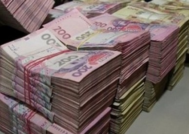 З початку 2018 року через каси відділень, банкомати, термінали самообслуговування та систему інкасації ПриватБанку було опрацьовано готівки на суму понад 2 трлн грн, що становить майже п’ятикратний обсяг грошової бази в Україні (за даними НБУ на 1 грудня грошова база в Україні становить 412 млрд грн). Як повідомила заступник голови правління банку Галина Пахачук, якщо порівняти з 2017 роком, обсяг перерахованої ПриватБанком готівки виріс на 700 млрд грн. Зростання обігу готівки в найбільшому банку країни пов’язане з наданням банку статусу уповноваженого для зберігання готівки НБУ, водночас клієнти банку все частіше оплачують покупки та послуги картками та смартфонами. «Серед клієнтів ПриватБанку в 2018 році кількість безготівкових оплат зросла на 23%, і в найближчі роки ми прогнозуємо подальше зниження частки готівкових розрахунків, – зазначила Галина Пахачук. – Але поки готівка домінує в економіці країни, ми забезпечуємо найякісніший сервіс з опрацювання та зберігання готівки, інкасації торгівлі та банків».
