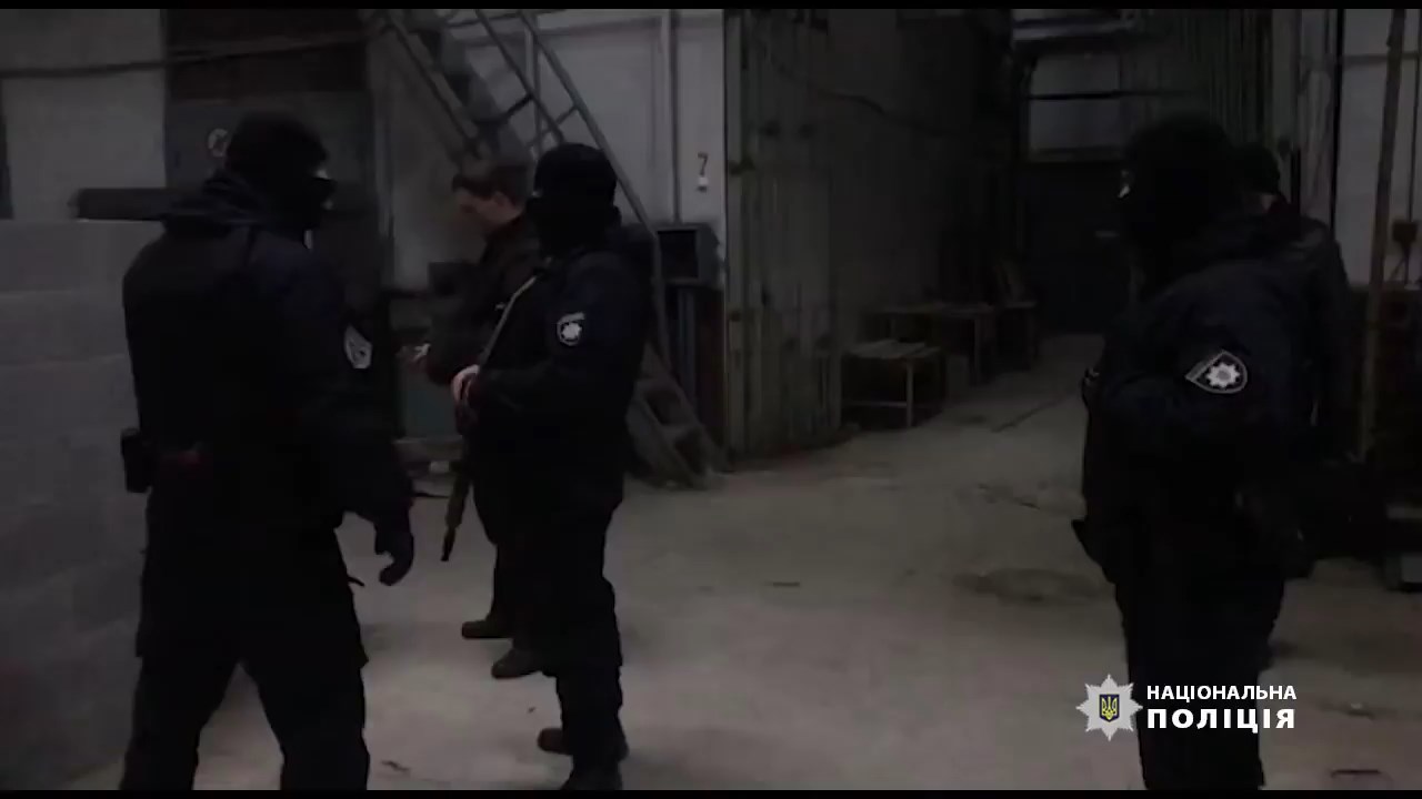 У Рівному жінка натравила на поліцейських тібетського мастифа.