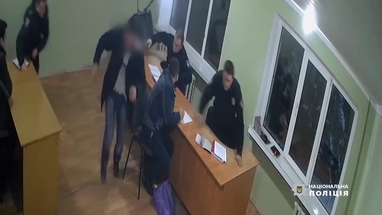 У Сумах п'яний чоловік вдарив поліцейського стільцем
