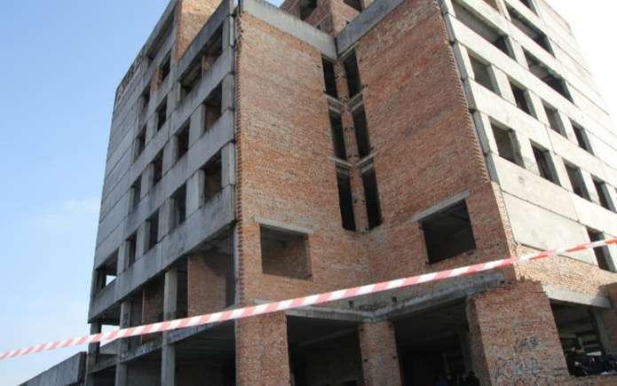 Двоє молодих хлопців стрибнули з даху 6-го поверху недобудови