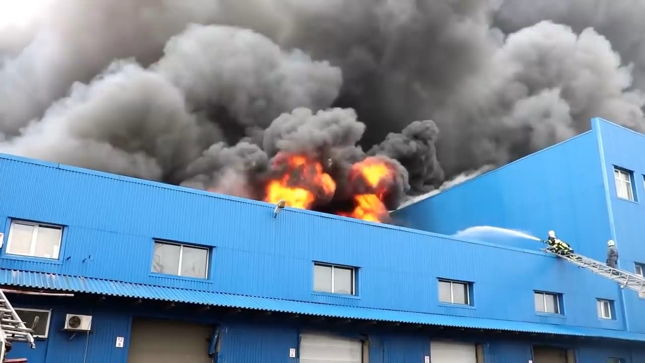 У Києві більше доби боролися з пожежею на понад 10 тис. кв. м