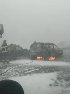 ДТП Орегон, сніговий буревій, аварія на шосе, вантажівки, позашляховик, автомагістраль I-84, дорожні умови, сильний сніг, рятувальні служби, закриття дороги, погана видимість, транспортні засоби, травми, серйозні травми, снігові бурі.