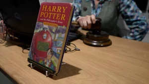 Гаррі Поттер, книга, перше видання, аукціон, рідкість, орфографічна помилка, колекційна книга, знайдена в смітті, продано за 21 000 фунтів, коштує в доларах.