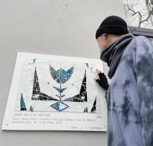 Харківська мисткиня, унікальні мозаїки, віконне скло, вибите обстрілами, художні твори, крихкість життя, сили відновлення.