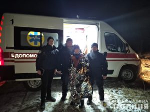 небезпека на льоду, рятування підлітка, замерзле озеро, поліція, порятунок на льоду, правила безпеки, небезпечний лід, рятувальна операція, льодова пастка, зимова безпека, тріщини на льоду.