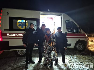небезпека на льоду, рятування підлітка, замерзле озеро, поліція, порятунок на льоду, правила безпеки, небезпечний лід, рятувальна операція, льодова пастка, зимова безпека, тріщини на льоду.