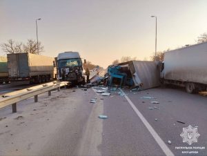 ДТП М-05, аварія Київ-Одеса, зіткнення вантажівок, ДТП біля Глушки, ускладнений рух, реверсивний рух, перекриття дороги, автокатастрофа, транспортна пригода